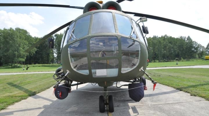 Mi-8 na płycie lotniska - widok z przodu (fot. archiwum 3.SLTr)