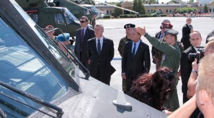 Wizyta premiera i ministra obrony narodowej w 25. BKPow, fot. st. chor. Grzegorz Litwin