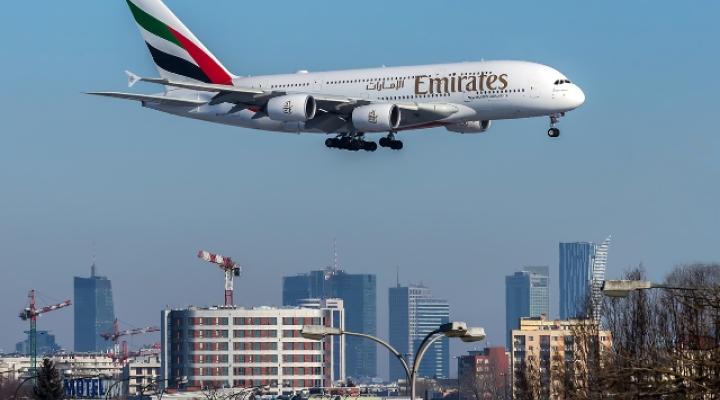 A380 należący do linii Emirates nad Warszawą (fot. Emirates)