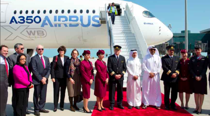 Dyrektor generalny Qatar Airways Akbar Al Baker oraz Didier Evrard, szef programu A350 XWB, podczas powitania A350 XWB w Ad-Daus