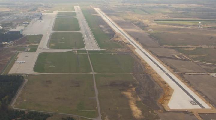 Widok z powietrza na znajdujący się w budowie pas startowy lotniska w Katowicach