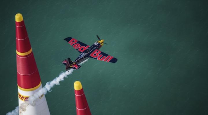 Red Bull Air Race: Kirby Chambers podczas wyścigu w Abu Dhabi, fot. Balazs Gardi/RBAR