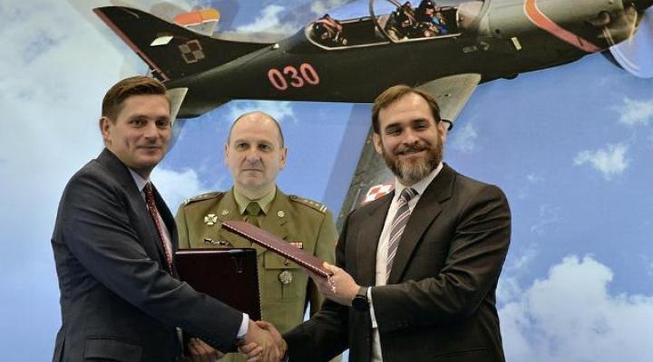 Podpisanie umowy na modernizację 12 samolotów PZL-130 TC-I ORLIK (fot. mjr Robert Siemaszko/ CO MON)