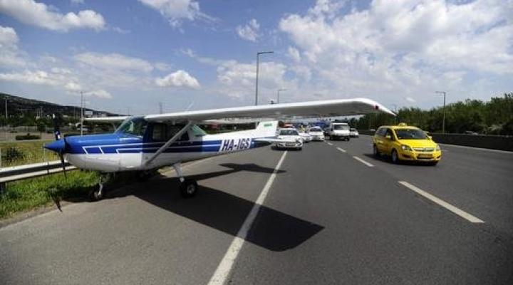 Cessna 152 po lądowaniu na autostradzie na Węgrzech