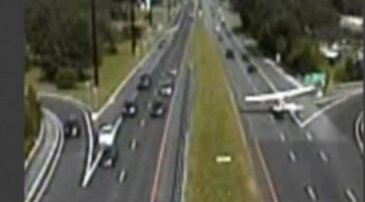 Awaryjne lądowanie małego samolotu na autostradzie w USA / New Jersey. Źródło: BBC