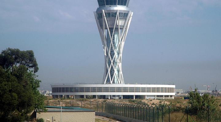 Wieża kontroli ruchu lotniczego Międzynarodowego Portu Lotniczego w Barcelonie