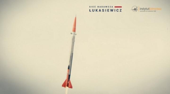 Lot rakiety ILR-33 BURSZTYN przed oddzieleniem silników pomocniczych (fot. ilot.edu.pl)