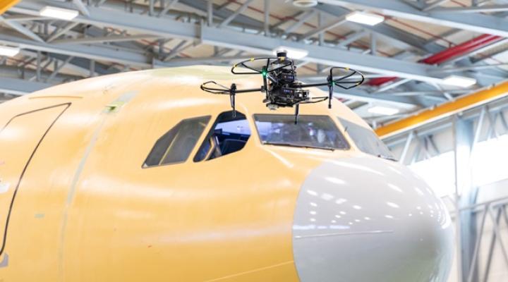 Inspekcja samolotu przy pomocy bezzałogowca (fot. Airbus Defence and Space)
