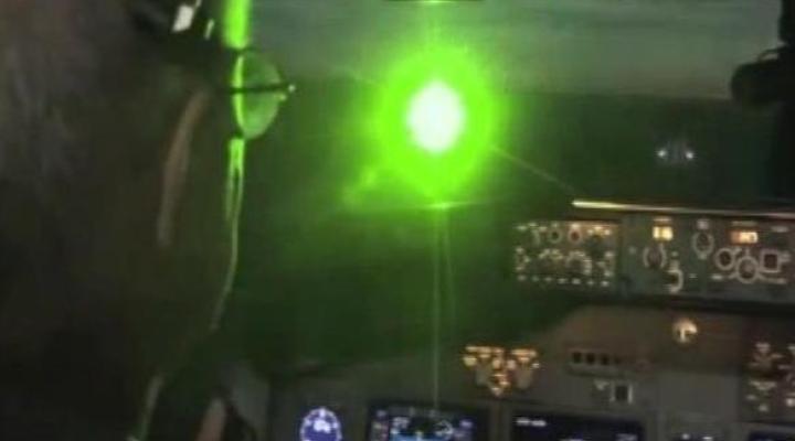 Oślepianie laserem pilota samolotu