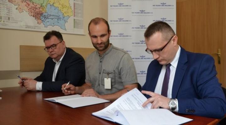 Podpisanie umowy na przeprowadzenie przelotów nad obszarami objętymi inwestycjami kolejowymi (fot. plk-sa.pl)