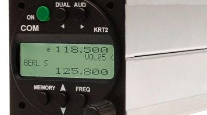 Radio z separacja międzykanałową 8,33 kHz