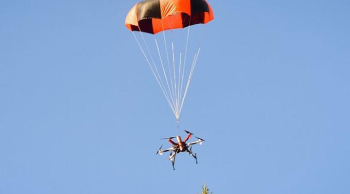 Dron wyposażony w spadochron ratunkowy