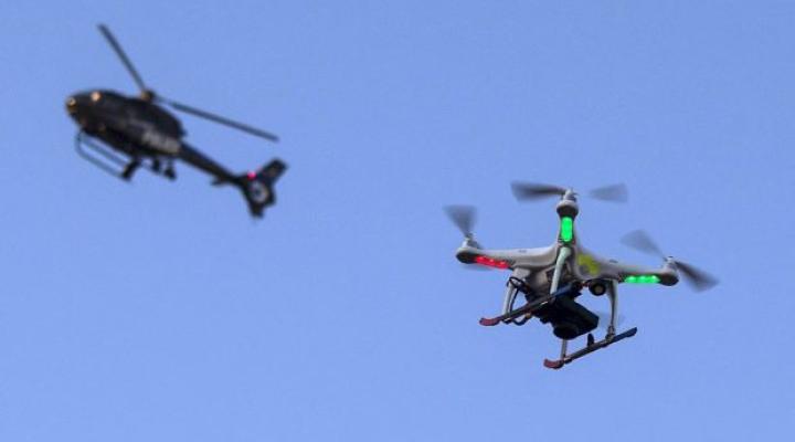 Drone wykonujący lot w pobliżu śmigłowca