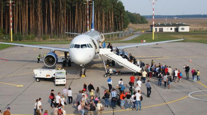 Port Lotniczy Zielona Góra - samolot i pasażerowie na płycie lotniska (fot. lubuskie.pl)