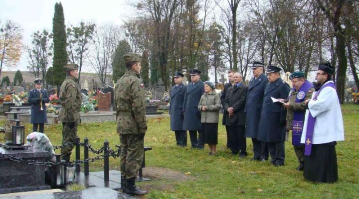 Delegacja SP przy grobie zmarłego tragicznie kpt.pil. Robertowi Kuźmie/ fot. Siły Powietrzne