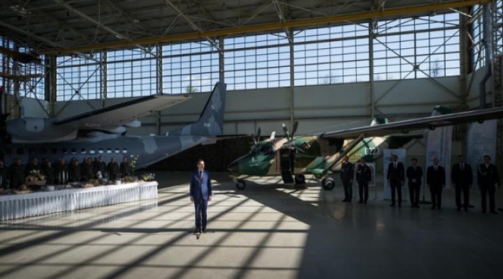 Premier Mateusz Morawiecki podczas spotkania wielkanocnego z żołnierzami 8. Bazy Lotnictwa Transportowego (fot. premier.gov.pl)