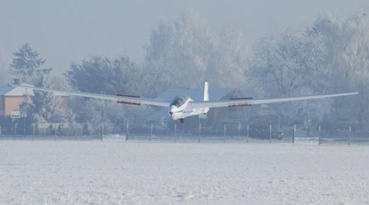 Zimowe loty szybowcowe na lotnisku w Radawcu (fot. Aeroklub Lubelski)