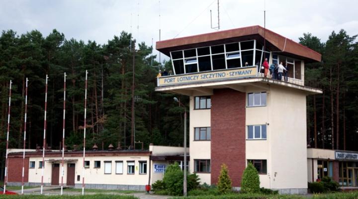 Starą wieżę kontroli lotów w Szymanach czeka modernizacja (fot. Bogusław S. Kafarski)