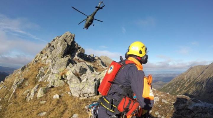 Akcja ratownicza w Tatrach z udziałem wojskowego śmigłowca W-3 Sokół (fot. Marcin Firczyk / TOPR)