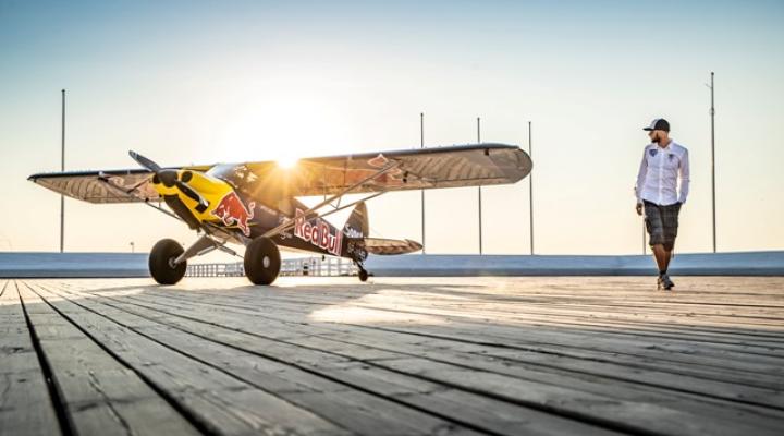 Łukasz Czepiela wylądował na sopockim molo samolotem Carbon Cub EX2 SP-YHB (fot. Marcin Kin/Red Bull Content Pool)