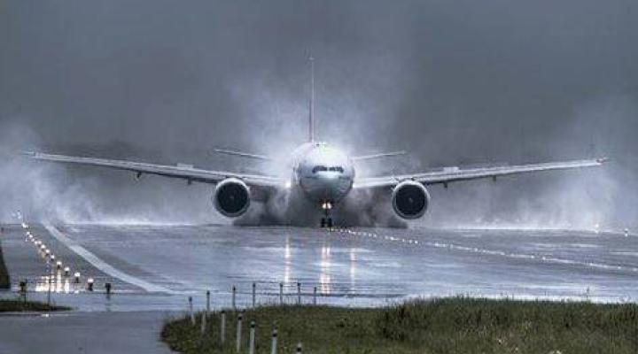 Lądowanie Boeinga na Okęciu podczas burzy (fot. Marek Kwasowski)