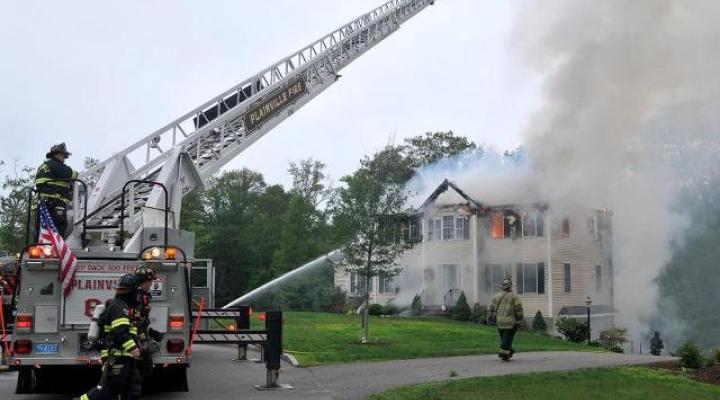 Samolot uderzył w dom w miejscowości Plainville - stan Massachusetts (fot. Mark Stockwell/The Sun Chronicle via AP)