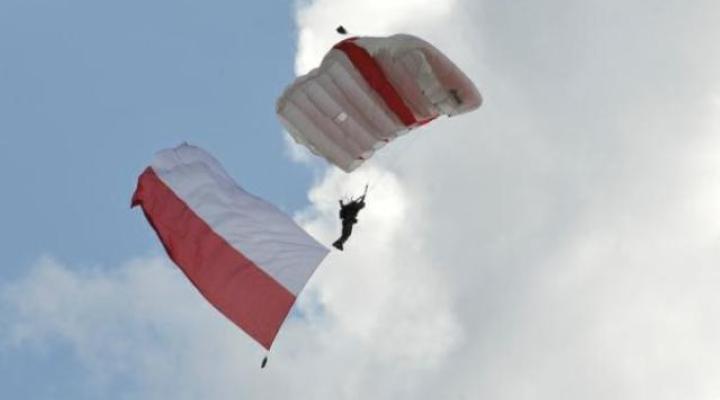 Skok z wielką flagą na AIR SHOW w Radomiu (fot. Mirosław C. Wójtowicz)