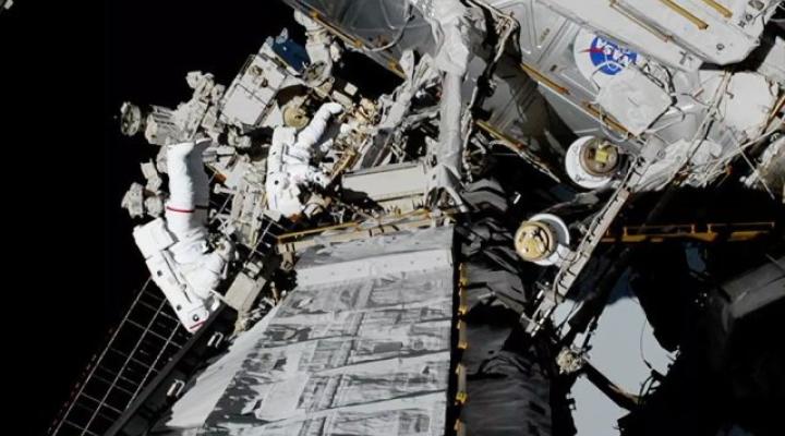 Astronautki NASA Christina Koch i Jessica Meir wyszły w otwartą przestrzeń kosmiczną (fot. NASA/Twitter)