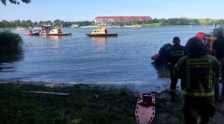 Akcja ratownicza na Jeziorze Tałty, gdzie wpadł śmigłowiec do wody (fot. OSP Mikołajki)
