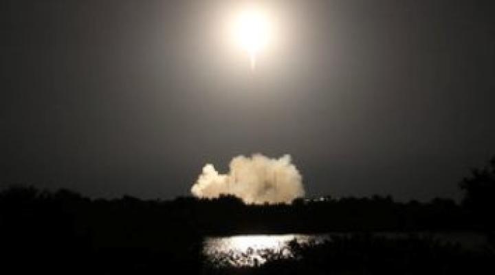Udany start rakiety prywatnej firmy SpaceX z dwoma satelitami komunikacyjnymi (fot. PAP/EPA)