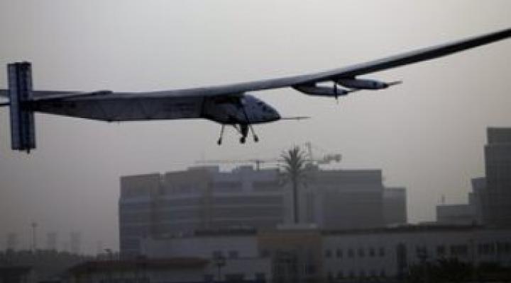 Samolot słoneczny Solar Impulse 2 wystartował w pierwszy lot dookoła świata (fot. PAP/EPA)