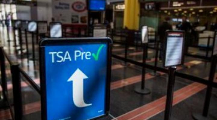 USA: chaos na lotnisku, mężczyzna zaatakował maczetą agentów bezpieczeństwa (fot. PAP/EPA)
