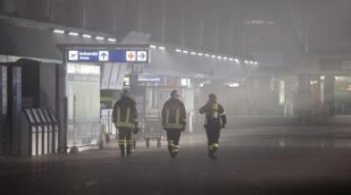 Gigantyczny chaos po pożarze na rzymskim lotnisku Fiumicino (fot. PAP/EPA)
