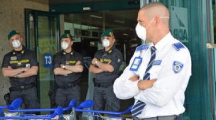 Włochy: w terminalu lotniska Fiumicino w Rzymie obsługa w maseczkach (fot. PAP/EPA)