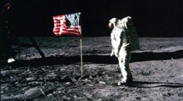 USA: odnaleziono kamerę filmową z pierwszego lotu na Księżyc (fot. PAP/EPA)