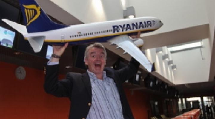 Ryanair wziął żart na serio, ale nadrobił jeszcze większym (fot. PAP / Rafał Guz)