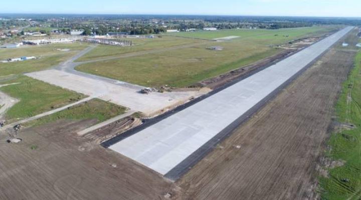 Droga startowa w Radomiu jest w całości gotowa, trwa budowa terminala (fot. PPL)