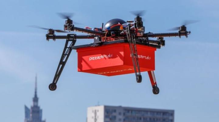 Pokaz dostawy jedzenia z użyciem drona (fot. PizzaPortal)