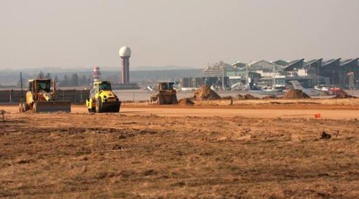 Port Lotniczy Gdańsk: Ciężkie maszyny budowlane na pasie startowym (fot. Sebastian Elijasz/Port Lotniczy Gdańsk)