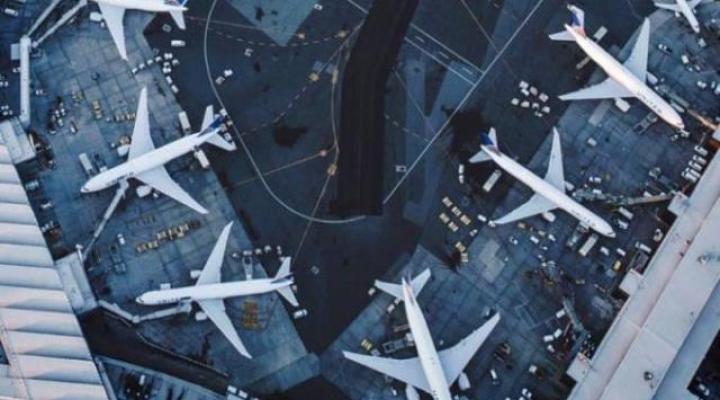 Samoloty pasażerskie na płycie przy terminalu - widok z góry (fot. United Airlines)