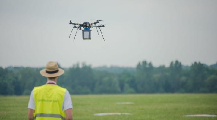 Dron - transport przesyłki (fot. Wojciech Mateusiak)