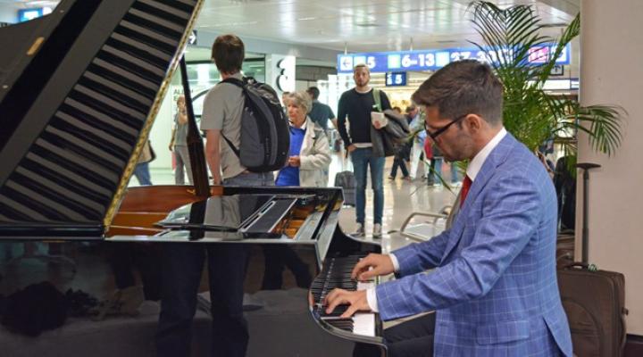Fortepiany dla pasażerów na rzymskim lotnisku Fiumicino (fot. adr.it)