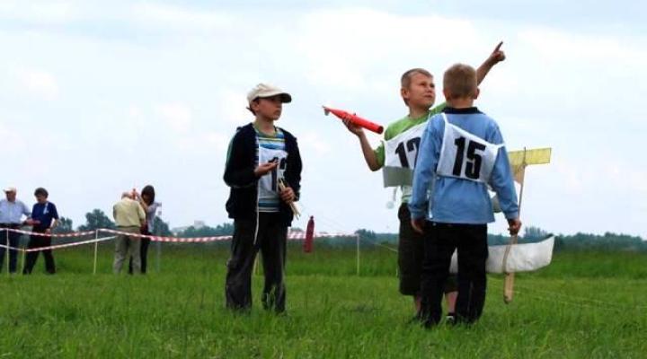 Młodzi Modelarze na start w Aeroklubie Częstochowskim (fot. aeroklub-czestochowa.org.pl)