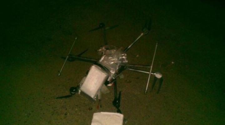 Meksyk: dron z narkotykami spadł na parking przed supermarketem (fot. facebook.com-policja Tijuana)