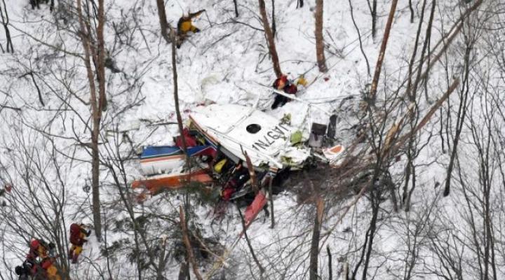 Ratownicy pracują w pobliżu rozbitego śmigłowca w górach w prefekturze Nagano (fot. foxnews.com)