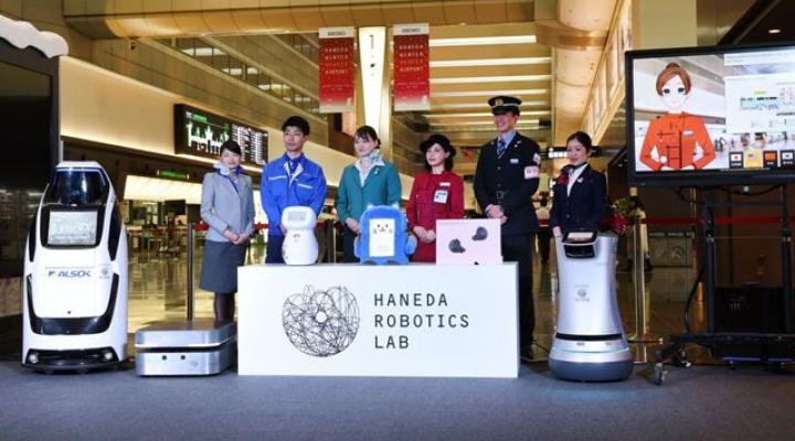 Prezentacja robotów na lotnisku Haneda w Tokio (fot. japantimes.co.jp)