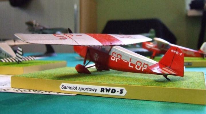 Model plastikowy samolotu RWD-5 (fot. kobzamodellfabrik.blogspot.com)