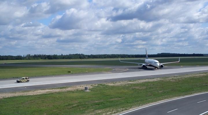 Droga kołowania na lotnisku w Modlinie (modlinairport.pl)