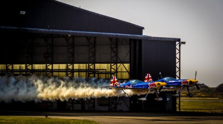 Przez hangar z prędkością 300 km/h (fot. redbull.com)