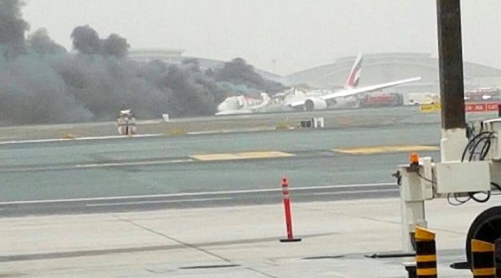 Boeing 773 stanął w płomieniach po awaryjnym lądowaniu na lotnisku w Dubaju (fot. twitter.com-brendanoneal)